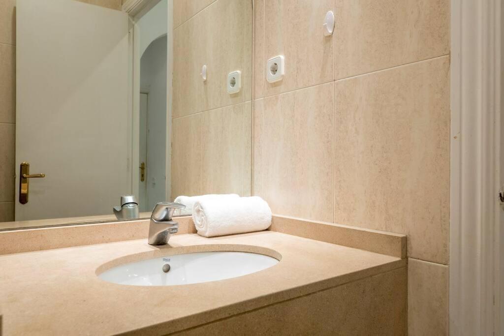 Bebarceloner Poble Nou Apartaments - 2 Bedroom Barcelona Exterior foto